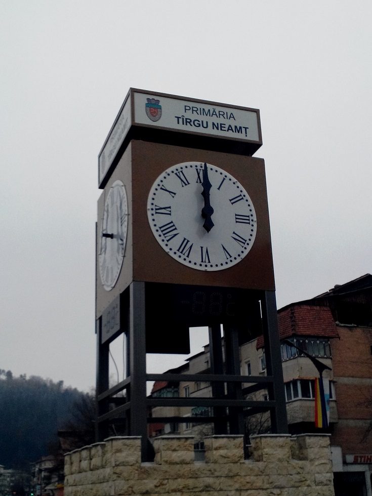 Ceas_Stradal_Tirgu_Neamt_1.jpg